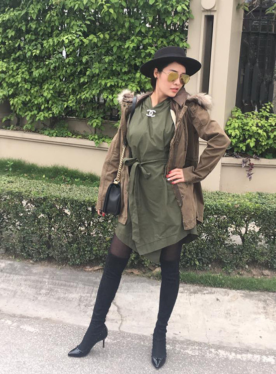 Mốt đồ màu xanh kiểu quân nhân đang là mốt, Quế Vân tích cực diện nguyên một bộ với hai món "đồ lính" khác nhau. Tuy nhiên hai item này của người đẹp lại chẳng liên quan. Trong khi áo khoác mạnh mẽ thì bộ đầm phía trong lại quá điệu đà khiến tổng thể rất rối mắt. Nữ ca sĩ nên bỏ bớt một trong hai món thì sẽ hợp lý hơn. giai-cuu-mac-xau-4-mai-ngo-lam-toc-nhu-u40-que-van-dua-mot-do-linh-that-bai-2