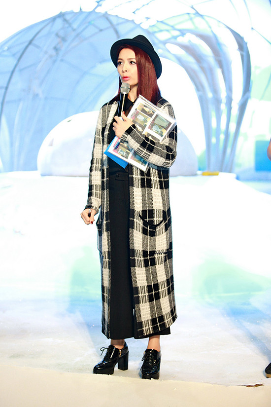 Thúy Hằng tự khiến mình trông "lùn tịt" vì đã diện cardigan dài đến mắt cá lại còn mặc quần lỡ cỡ cùng kích thước. Một chiếc quần shorts hay váy ngắn phía trong sẽ giúp phát huy độ "chất" của chiếc áo ngoài. giai-cuu-mac-xau-4-mai-ngo-lam-toc-nhu-u40-que-van-dua-mot-do-linh-that-bai-4