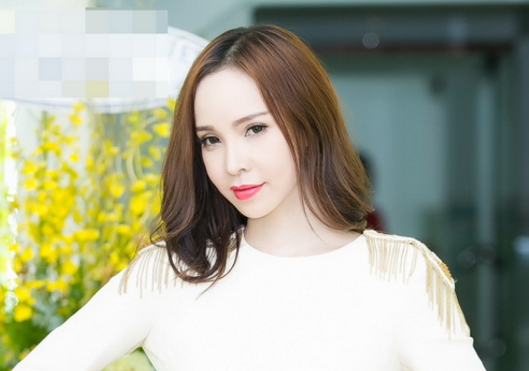 Siêu mẫu Ngọc Bích tái xuất sành điệu sau một năm đính hôn đại gia