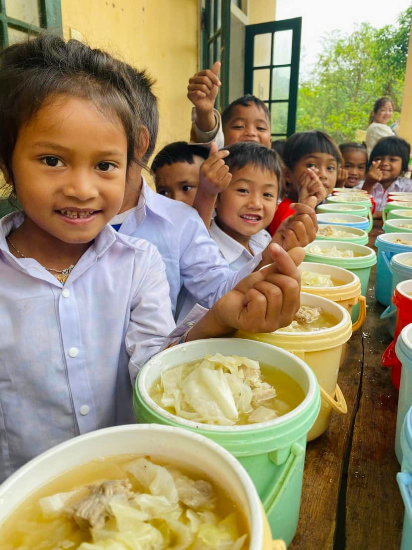 Bữa cơm miền núi tại điểm trường Trăng - Tà Puồng (Quảng Trị).