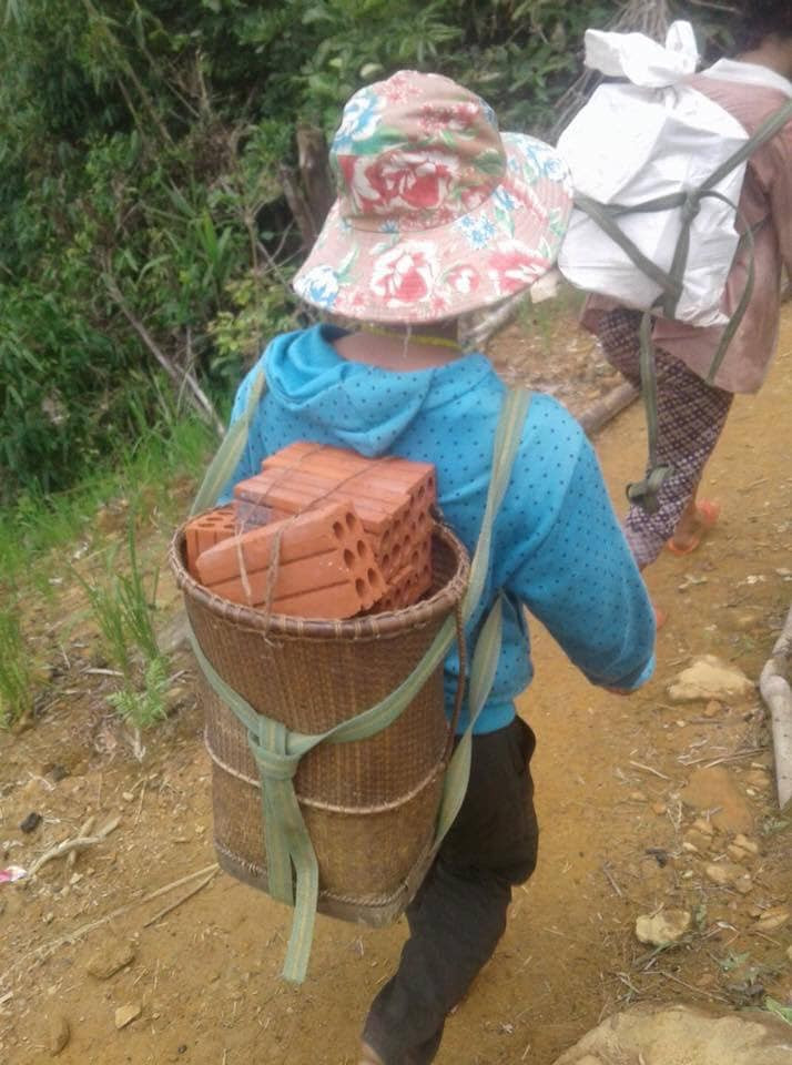 Bà con địa phương hỗ trợ gùi gạch để xây dựng các điểm trường lẻ cùng CLB Bạn thương nhau.