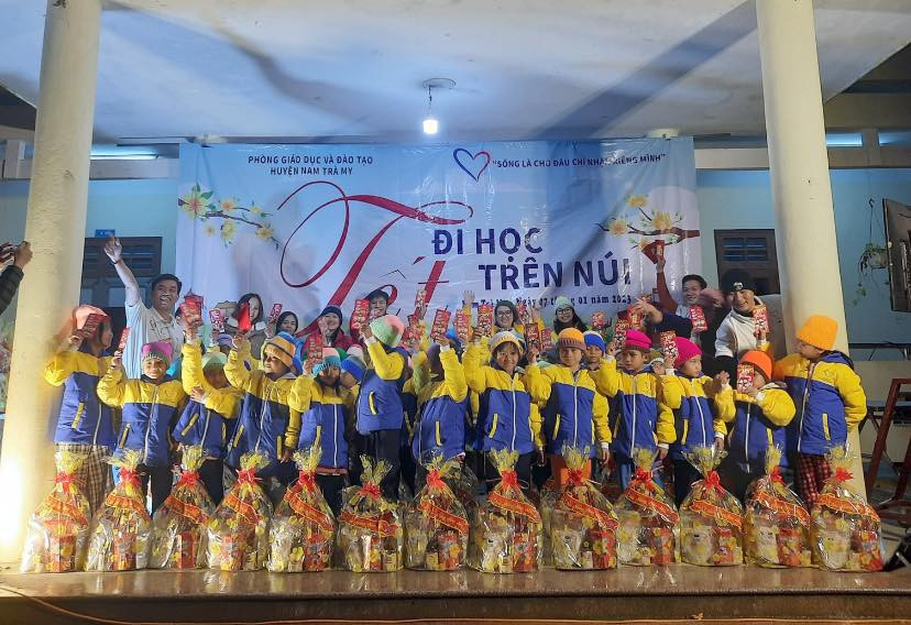 Trao quà Tết và quà hỗ trợ hàng tháng cho học sinh tham gia dự án trong chương trình Gala Đi học trên núi của CLB Bạn thương nhau.