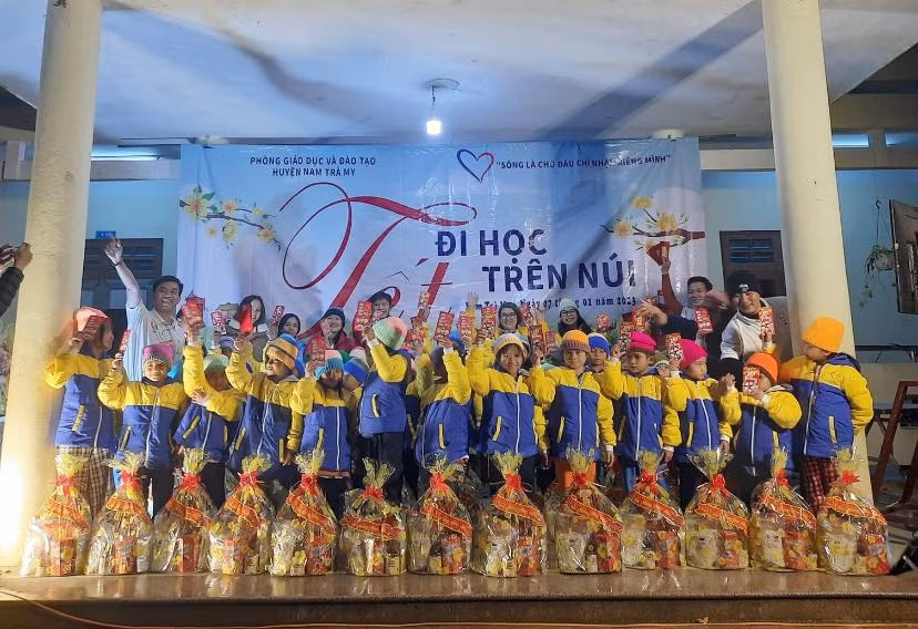 Trao quà Tết và quà hỗ trợ hàng tháng cho học sinh tham gia dự án trong chương trình Gala Đi học trên núi của CLB Bạn thương nhau.