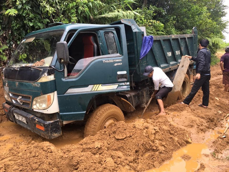 Vận chuyển vật liệu xây dựng điểm trường Tắk Rối (lần thứ 2) từ nguồn kinh phí vận động của CLB Bạn thương nhau.