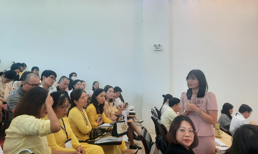 Các đại biểu tham gia hội thảo còn cùng trao đổi đối thoại về những vấn đề mới của giáo dục tiểu học. Các đại biểu tham gia hội thảo còn cùng trao đổi đối thoại về những vấn đề mới của giáo dục tiểu học.