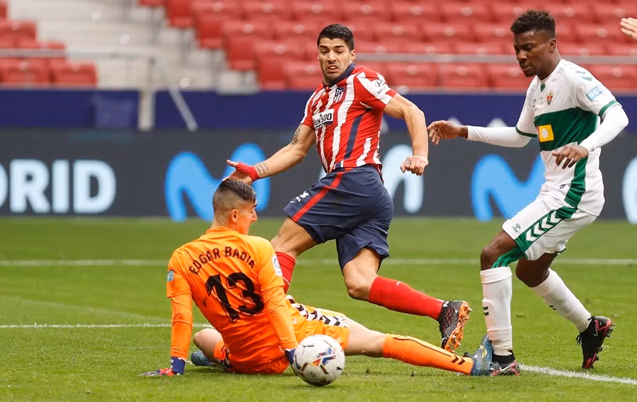 Suarez chói sáng với cú đúp vào lưới Elche, giúp Atletico củng cố vững chắc ngôi đầu La Liga.