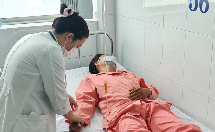 BS CK1 Đỗ Thị Ngọc Khánh - Phó khoa Bệnh nhiệt đới, BV Chợ Rẫy thăm khám cho nạn nhân vụ ngạt khí ở Bình Chánh. BS CK1 Đỗ Thị Ngọc Khánh - Phó khoa Bệnh nhiệt đới, BV Chợ Rẫy thăm khám cho nạn nhân vụ ngạt khí ở Bình Chánh.