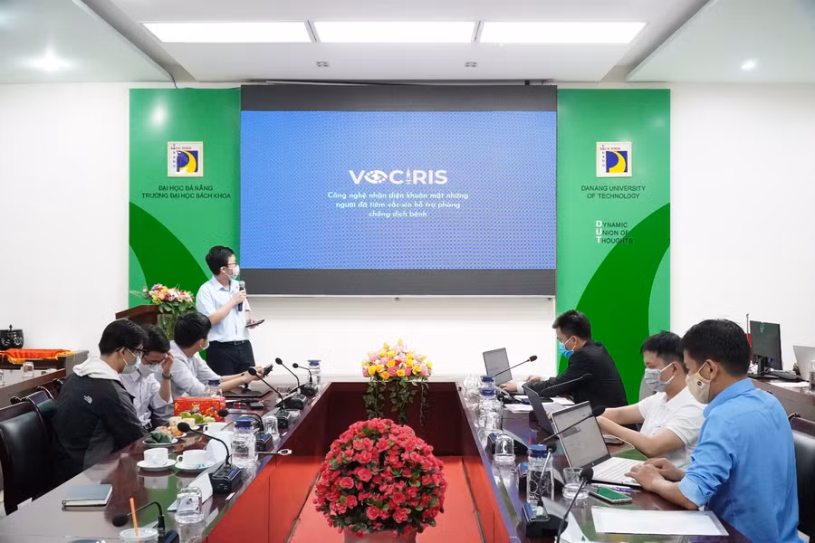 Các nhóm thí sinh tham gia báo cáo trực tiếp và trực tuyến trước hội đồng Ban giám khảo.