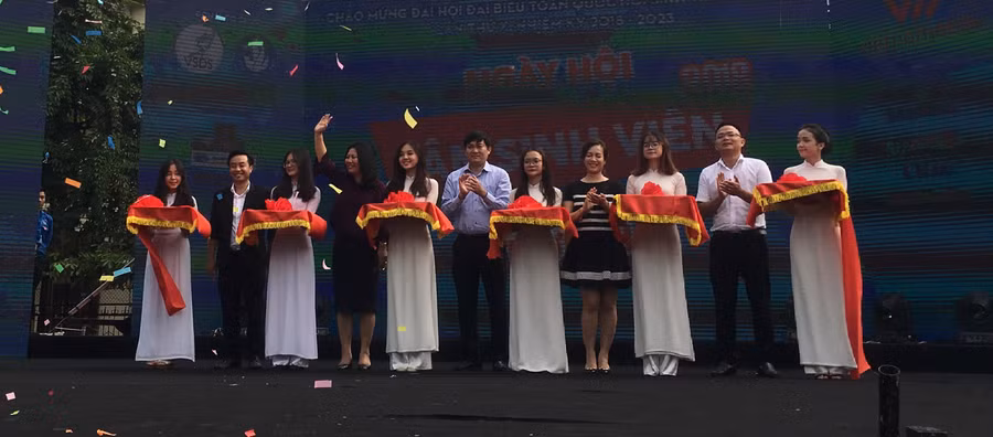 Cắt băng khai mạc "Ngày hội Tân sinh viên - Vững bước tương lai 2018"