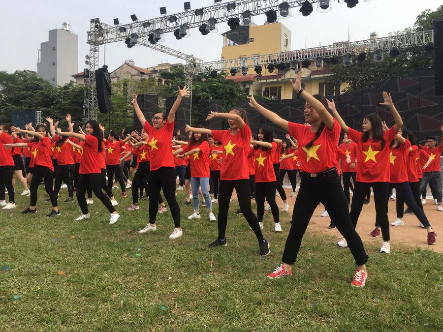 Sinh viên hào hứng, tham gia điệu nhảy Flatsmob với bài bát "Việt Nam ơi" Sinh viên hào hứng, tham gia điệu nhảy Flatsmob với bài bát "Việt Nam ơi"