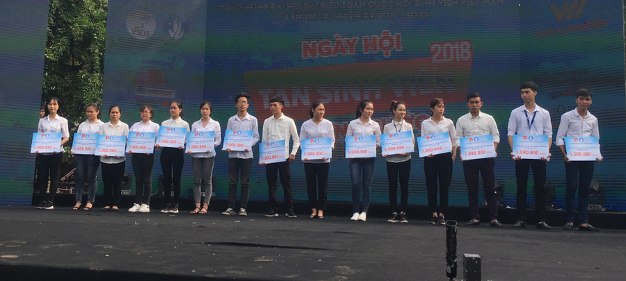 Các em sinh viên nghèo vượt khó được nhận học bổng Các em sinh viên nghèo vượt khó được nhận học bổng
