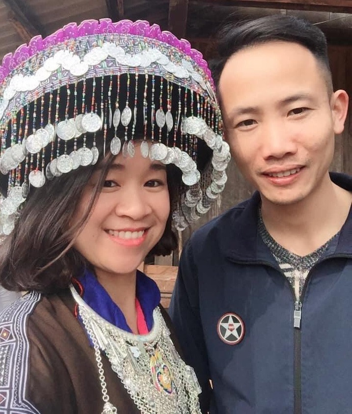 Cô Hoa tươi tắn bên thầy Thái trong trang phục người Mông. Cô Hoa tươi tắn bên thầy Thái trong trang phục người Mông.