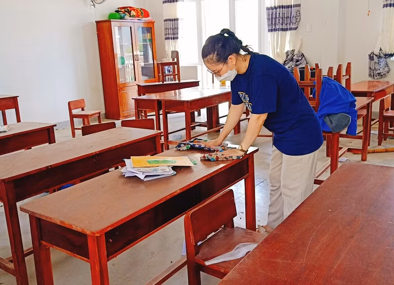 GV Trường Tiểu học Hòa Bắc dọn vệ sinh trường lớp sau mưa lũ.