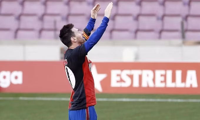 Messi phải nộp phạt vì ăn mừng tưởng nhớ Maradona.