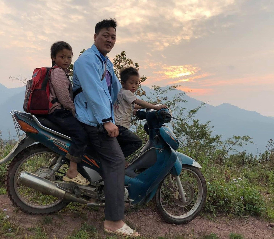 Thầy Bảo trong những lần trực tiếp lên bản đón học sinh đến trường. Thầy Bảo trong những lần trực tiếp lên bản đón học sinh đến trường.