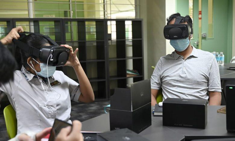 Học sinh Trường THCS Compassvale sử dụng kính thực tế ảo trong giờ học Địa lý. Ảnh: CNA