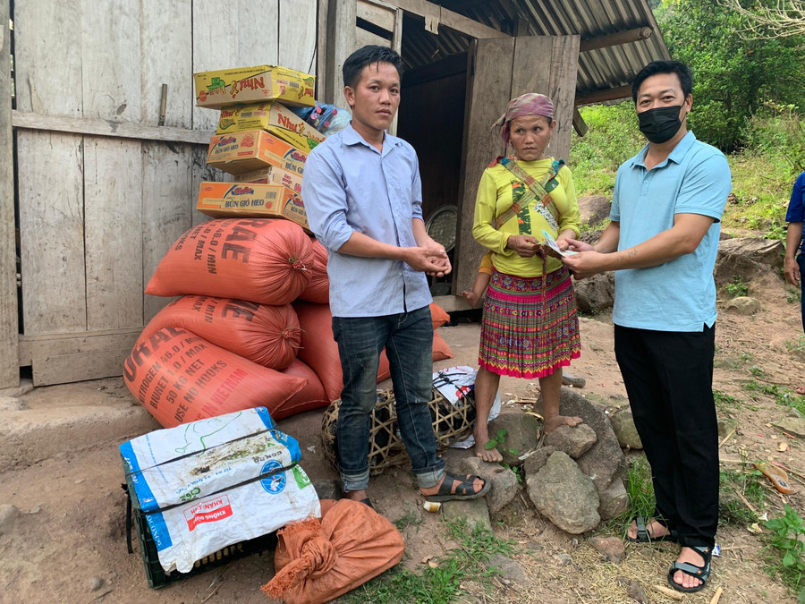 Thầy Bảo hỗ trợ gạo và thực phẩm cho hộ nghèo trong xã. Thầy Bảo hỗ trợ gạo và thực phẩm cho hộ nghèo trong xã.