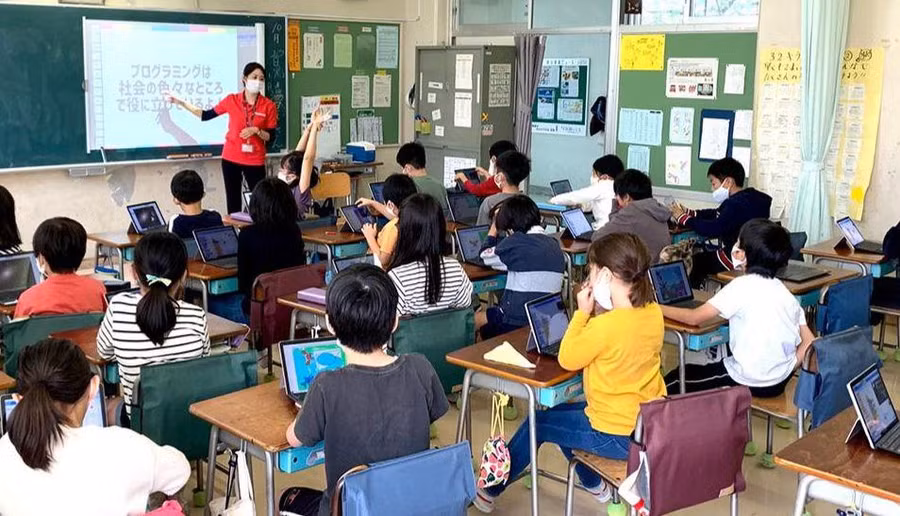 Học sinh một trường tiểu học tại Shibuya, Nhật Bản, sử dụng máy tính bảng trong giờ học. Ảnh: Japan Go