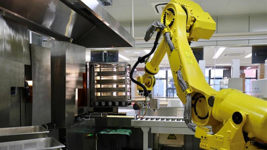 Robot phân phát thức ăn trong một trường phổ thông tại Thượng Hải, Trung Quốc. Ảnh: SCMP