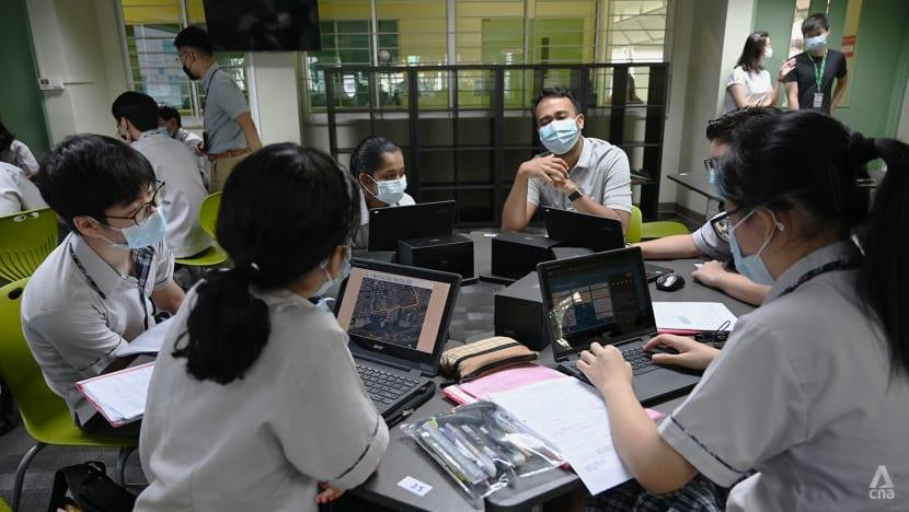 Học sinh Trường THCS Compassvale thảo luận nhóm. Ảnh: CNA