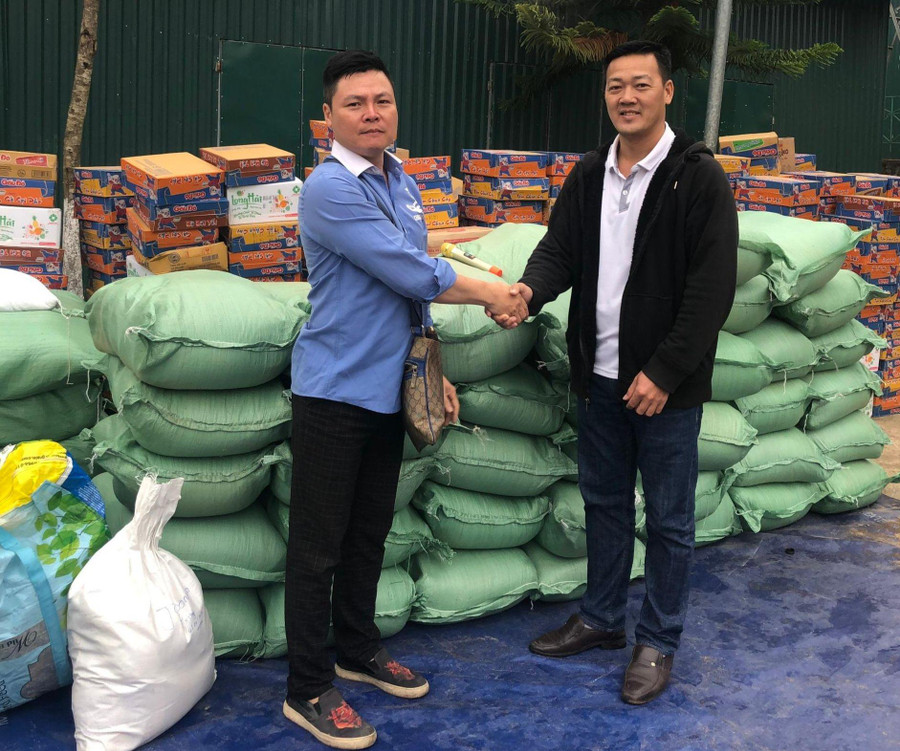 Các nhà hảo tâm ủng hộ gạo cho trường. Các nhà hảo tâm ủng hộ gạo cho trường.