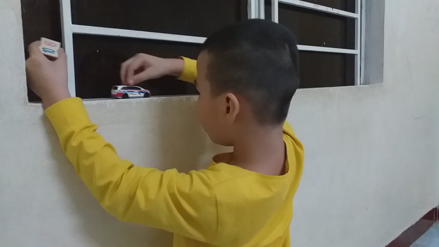 Em Nguyễn Đắc H.N. chơi tự do trong những ngày đầu đến can thiệp cá nhân tại Trung tâm Hỗ trợ phát triển giáo dục hòa nhập Đà Nẵng. Em Nguyễn Đắc H.N. chơi tự do trong những ngày đầu đến can thiệp cá nhân tại Trung tâm Hỗ trợ phát triển giáo dục hòa nhập Đà Nẵng.