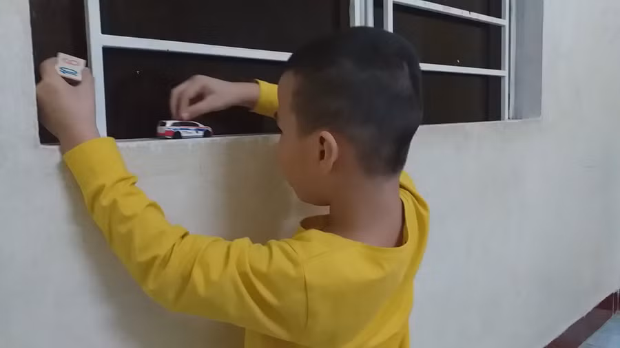 Em Nguyễn Đắc H.N. chơi tự do trong những ngày đầu đến can thiệp cá nhân tại Trung tâm Hỗ trợ phát triển giáo dục hòa nhập Đà Nẵng.