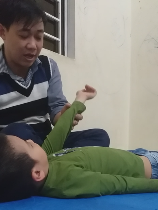 Thầy giáo Nguyễn Xuân Việt đang tập Dohsa-hou cho em N. trong tiết can thiệp cá nhân. Thầy giáo Nguyễn Xuân Việt đang tập Dohsa-hou cho em N. trong tiết can thiệp cá nhân.