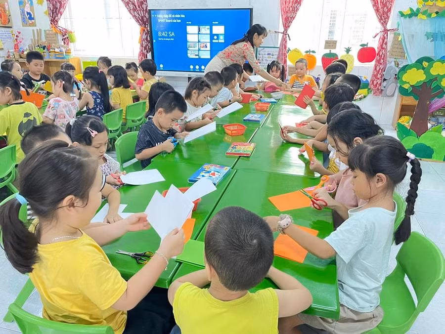 Các hoạt động cắt dán, tô màu, vẽ tranh... đều chuẩn bị những kỹ năng cần thiết cho trẻ 5 tuổi thích ứng với môi trường tiểu học.