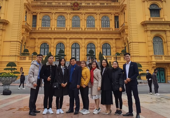 Những SV được tuyên dương trong phong trào “Sinh viên 5 tốt” cấp Trung ương và Sao tháng Giêng của ĐH Đà Nẵng. 