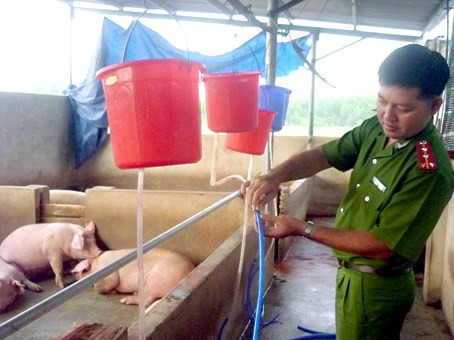 Công an thu giữ dụng cụ bơm nước vào heo. Ảnh: T.Danh Công an thu giữ dụng cụ bơm nước vào heo. Ảnh: T.Danh