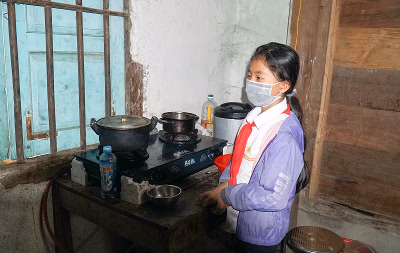 Năm học này, nhiều học sinh Trường Phổ thông DTBT THCS Xá Lượng cũng phải tự lập ăn ở do mất chế độ bán trú.