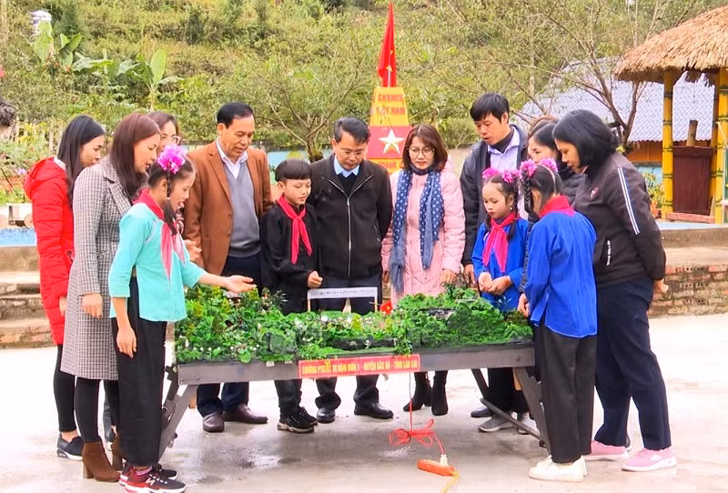Phòng GD&ĐT huyện Bắc Hà cùng Hội khoa học tỉnh Lào Cai tham quan mô hình. Ảnh: NTCC