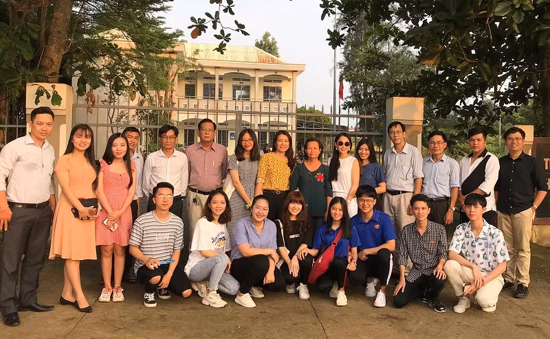 TS La Mai Thi Gia cùng với đại diện BCN khoa Văn học dự tổng kết Thực tập sưu tầm VHDG của sinh viên tại thị trấn Long Điền, tỉnh Bà Rịa - Vũng Tàu.