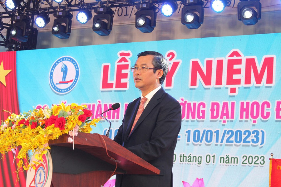 Thứ trưởng Bộ GD&ĐT Nguyễn Văn Phúc phát biểu tại buổi lễ. Thứ trưởng Bộ GD&ĐT Nguyễn Văn Phúc phát biểu tại buổi lễ.