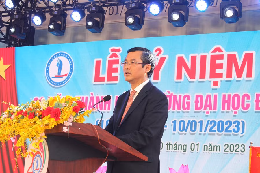 Thứ trưởng Bộ GD&ĐT Nguyễn Văn Phúc phát biểu tại buổi lễ.