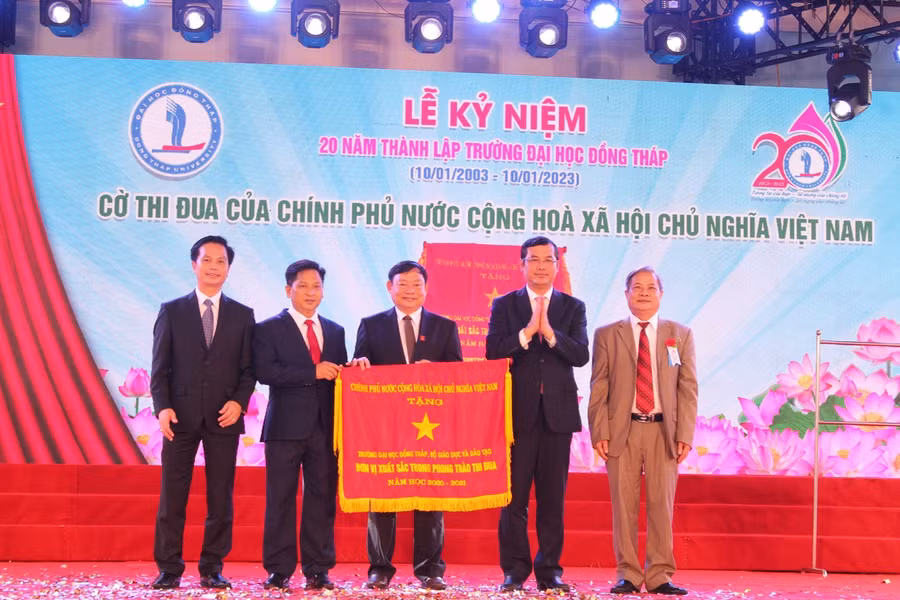 Trường ĐH Đồng Tháp vinh dự nhận được Cờ thi đua của Chính phủ.