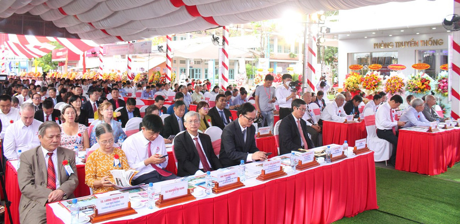Quang cảnh buỗi lễ. Quang cảnh buỗi lễ.