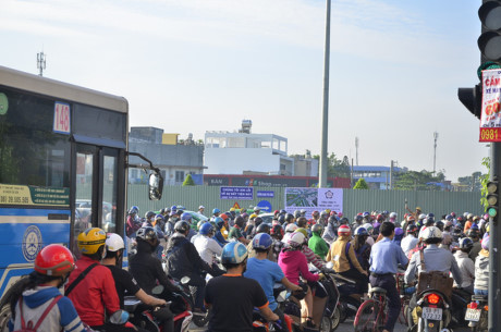 Cửa ngõ sân bay kẹt cứng sáng đầu tuần vì rào chắn xây cầu vượt - Ảnh 2 Cua ngo san bay ket cung sang dau tuan vi rao chan xay cau vuot - Anh 2