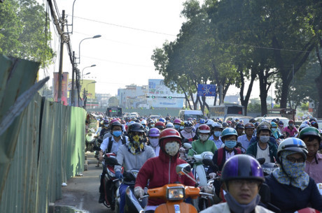 Cửa ngõ sân bay kẹt cứng sáng đầu tuần vì rào chắn xây cầu vượt - Ảnh 4 Cua ngo san bay ket cung sang dau tuan vi rao chan xay cau vuot - Anh 4