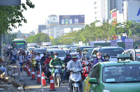 Cửa ngõ sân bay kẹt cứng sáng đầu tuần vì rào chắn xây cầu vượt - Ảnh 7 Cua ngo san bay ket cung sang dau tuan vi rao chan xay cau vuot - Anh 7