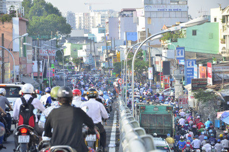 Cửa ngõ sân bay kẹt cứng sáng đầu tuần vì rào chắn xây cầu vượt - Ảnh 3 Cua ngo san bay ket cung sang dau tuan vi rao chan xay cau vuot - Anh 3