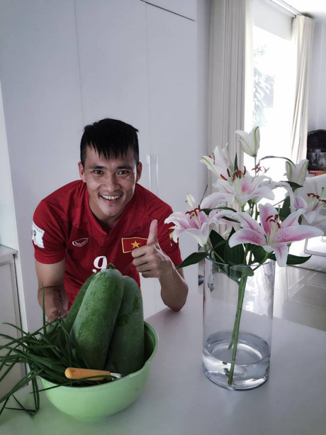 Công Vinh hóa chồng đảm đang sau khi giải nghệ khiến fan ngưỡng mộ - Ảnh 3 Cong Vinh hoa chong dam dang sau khi giai nghe khien fan nguong mo - Anh 3