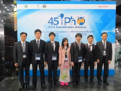 Cả 5 học sinh dự thi Olympic Vật lí quốc tế năm 2014 đều đoạt huy chương trong đó có 3 huy chương Vàng và 2 huy chương Bạc