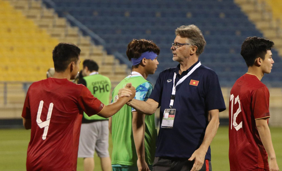 Huấn luyện viên Troussier động viên học trò tại Doha Cup. Huấn luyện viên Troussier động viên học trò tại Doha Cup.