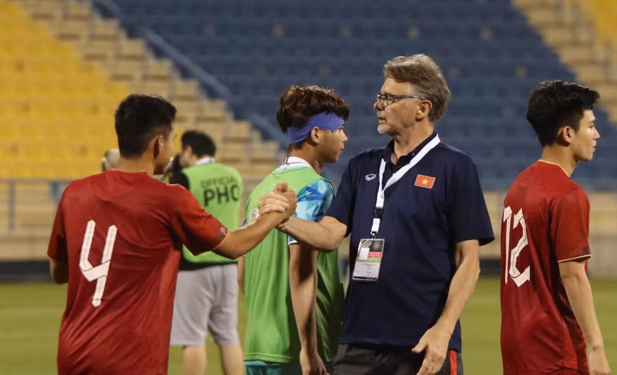 Huấn luyện viên Troussier động viên học trò tại Doha Cup.