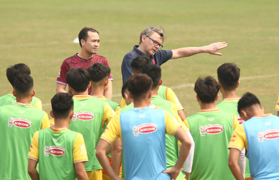 Huấn luyện viên Troussier sẽ phải giải nhiều bài toán cho U23 Việt Nam. Huấn luyện viên Troussier sẽ phải giải nhiều bài toán cho U23 Việt Nam.