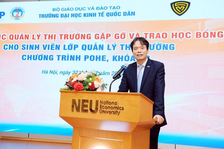 PGS.TS Phạm Hồng Chương – Hiệu trưởng nhà trường phát biểu.