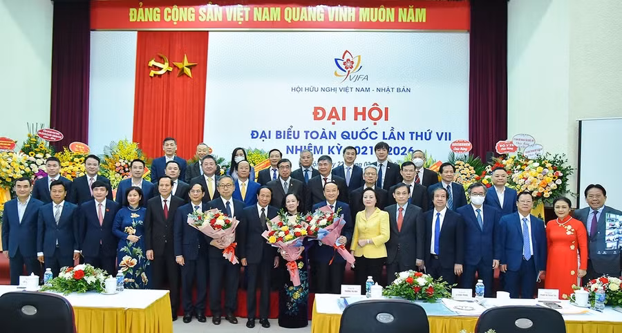 Các đồng chí lãnh đạo Đảng, Nhà nước dự Đại hội VII Hội Hữu nghị Việt Nam-Nhật Bản chụp ảnh lưu niệm với các đại biểu. (Ảnh: Tuấn Anh, https://baoquocte.vn)