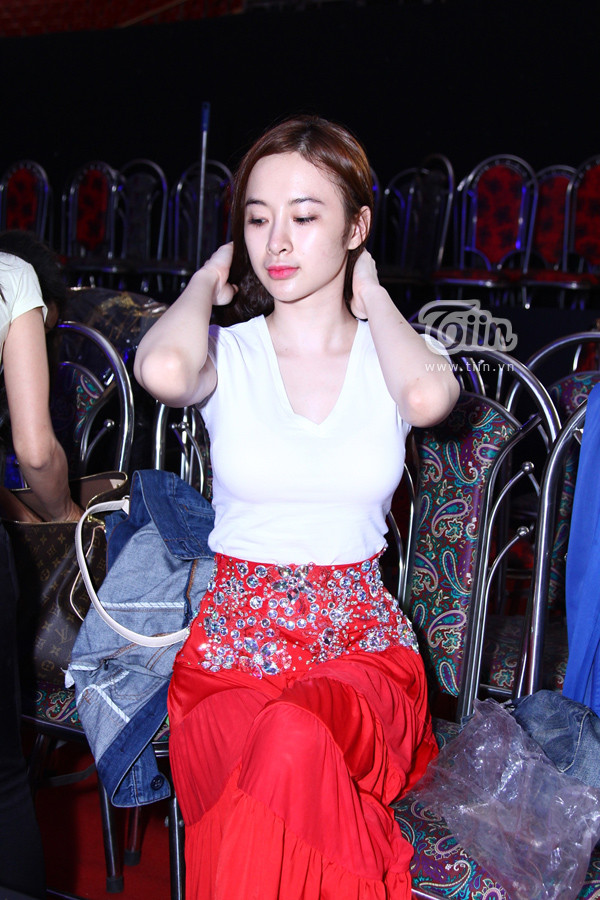 Angela Phương Trinh mệt mỏi, mắt sưng húp vì scandal bủa vây
